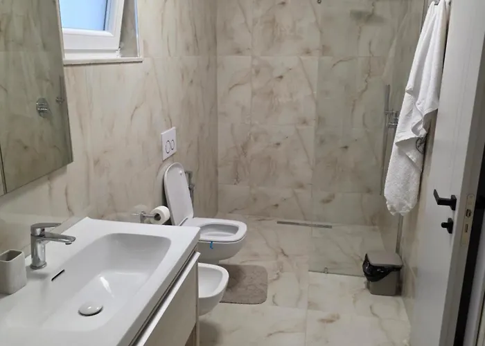 アパート Twoviews Apartements 1 ティラナ